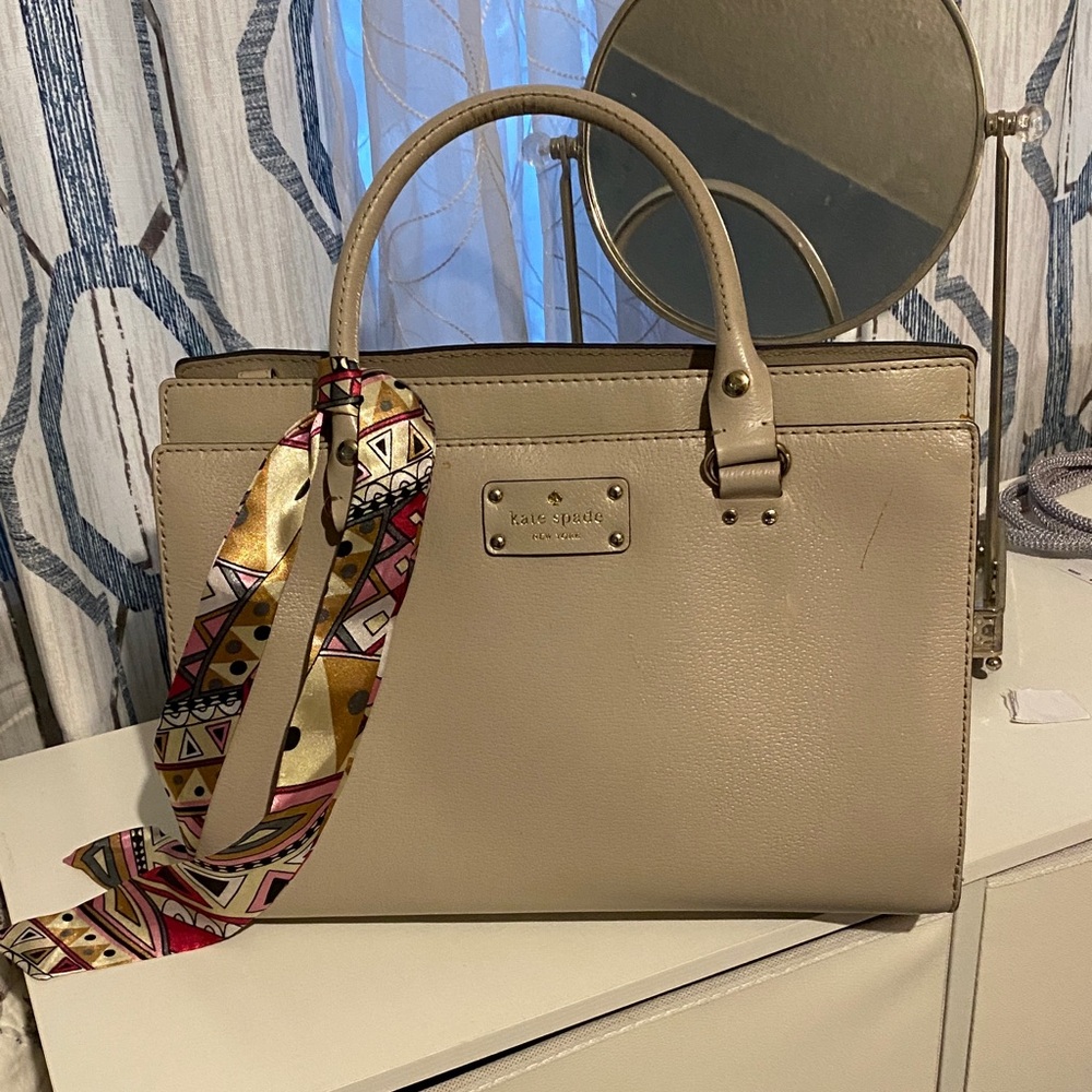 Kate Spade Satchel/Handbag/Purse
One call out shown in photos